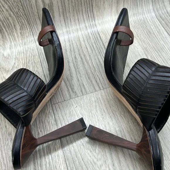 Deltan Kelsea leather toe loop Sandals