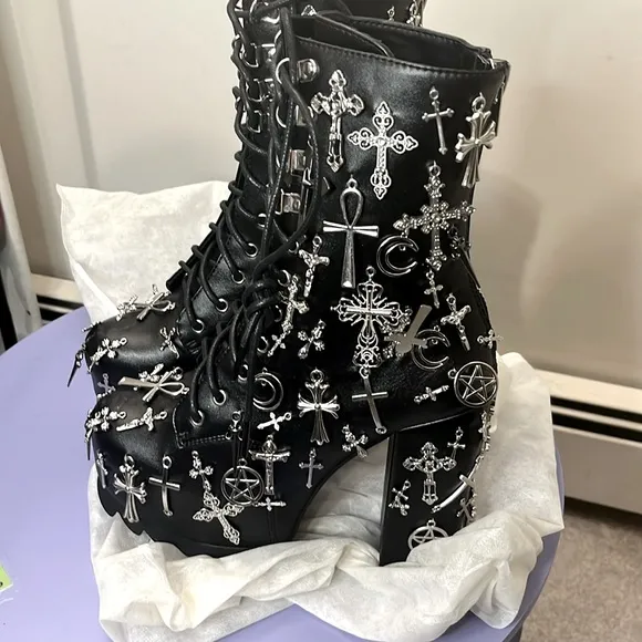 ✨🆕Dolls Kill BN NEVER WORN!Size 8 Metal Crosses Boots!BNIB!🖤