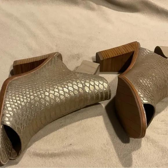 DONALD Pliner Khloe Metallic Python Snakeskin Peep Toe Sandals Booties Sz 9.5