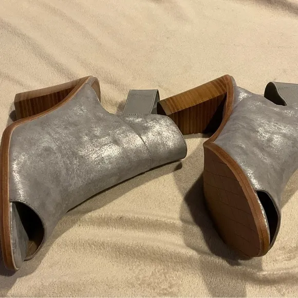 DONALD Pliner Khloe Metallic Silver Peep Toe Sandals Booties S…