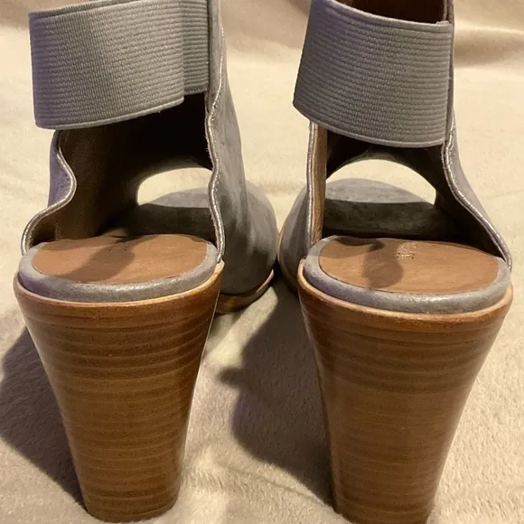 DONALD Pliner Khloe Metallic Silver Peep Toe Sandals Booties S…