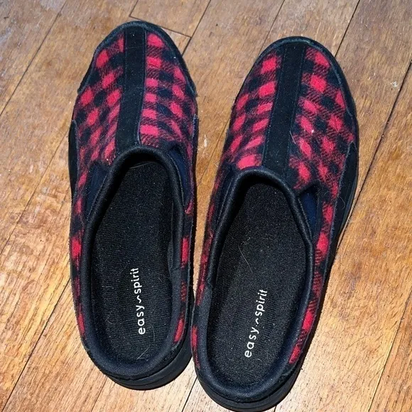 EASY Spirit Traveltime Buffalo check clogs, so sweet! Only worn twice.