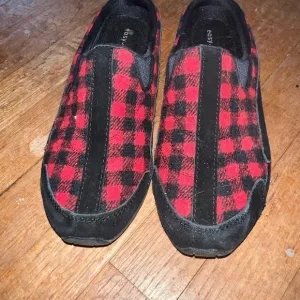 EASY Spirit Traveltime Buffalo check clogs, so sweet! Only worn twice.