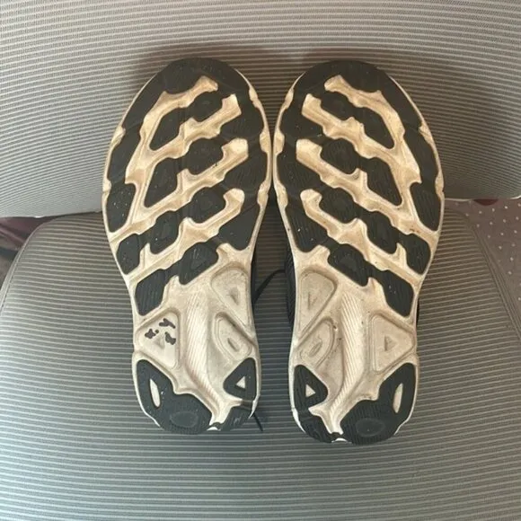EC Women's Hoka Clifton 9 Runners - Black / White - Size 8