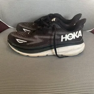 EC Women's Hoka Clifton 9 Runners - Black / White - Size 8