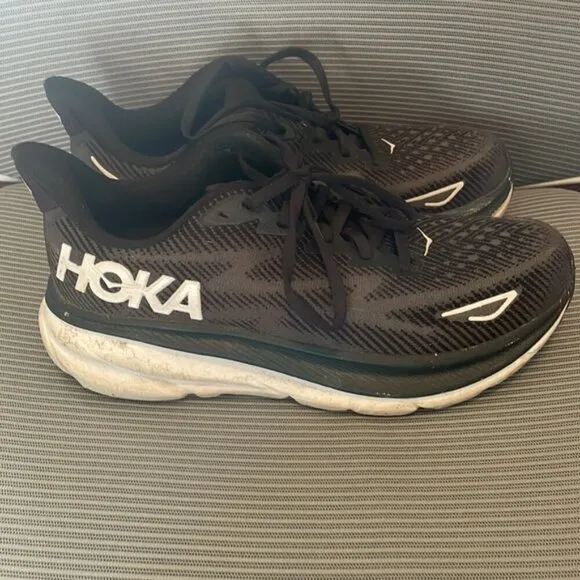 EC Women's Hoka Clifton 9 Runners - Black / White - Size 8