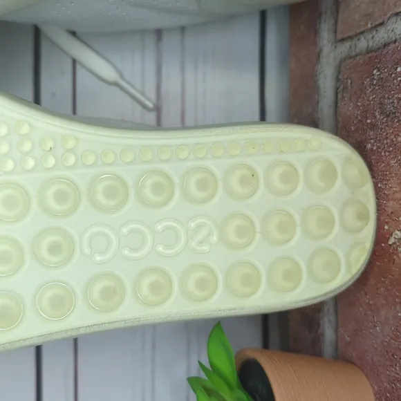 Ecco Sneakers Women's Size 8 Cream Off White Cap Toe Leather Minimalist Danish