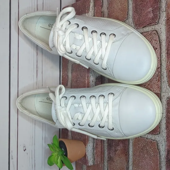 Ecco Sneakers Women's Size 8 Cream Off White Cap Toe Leather Minimalist Danish