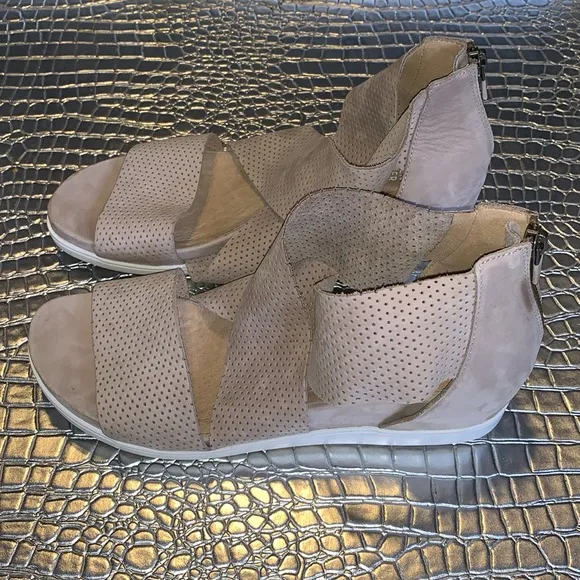 EILEEN FISHER Women’s Perforated Nubuck Ankle Wrap Platform Sandals size 9