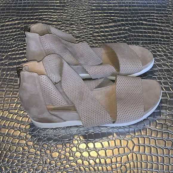EILEEN FISHER Women’s Perforated Nubuck Ankle Wrap Platform Sandals size 9