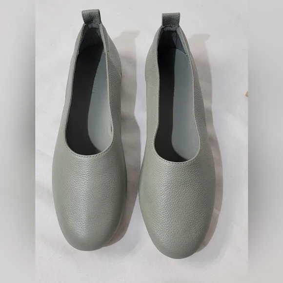Everlane The Day Glove in Sage Green Leather Womens Size 7.5 Slip On Shoes Flats
