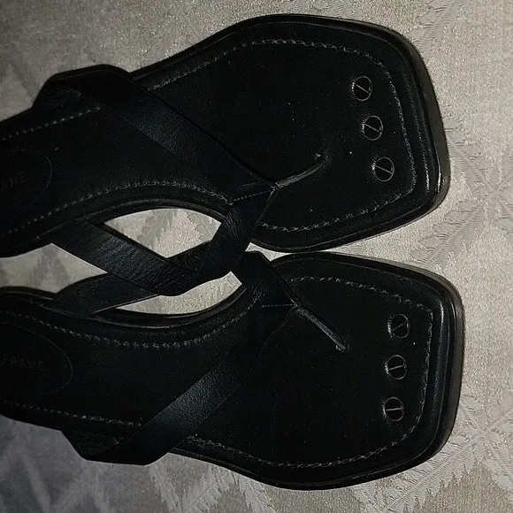 Frame Le Carbon Leather Thong Sandals