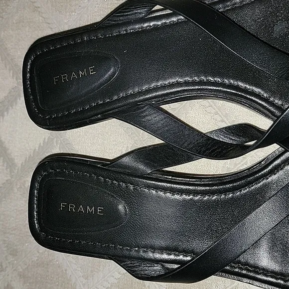 Frame Le Carbon Leather Thong Sandals
