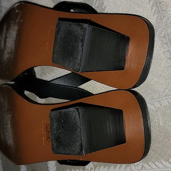 Frame Le Carbon Leather Thong Sandals