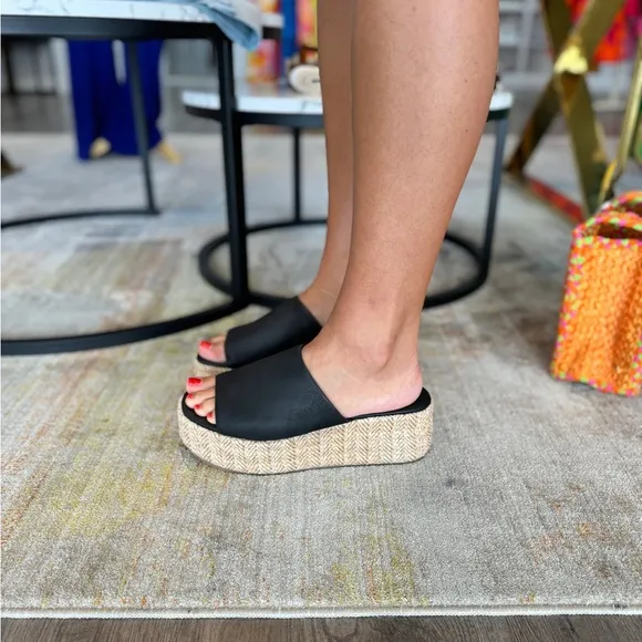 Free People Harbor Raffia Flatform Sandals - Black