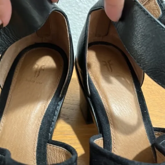 FRYE :: SANDALS