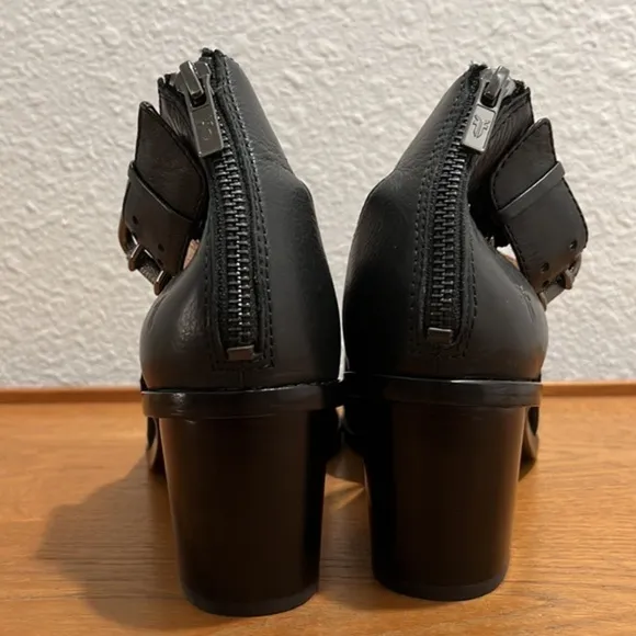 FRYE :: SANDALS