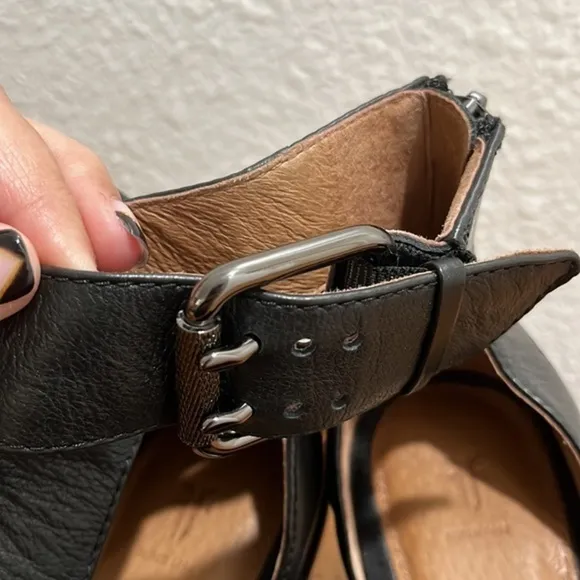 FRYE :: SANDALS