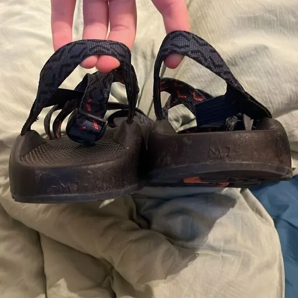 GREAT CONDITION MENS SIZE 7 CHACOS STEPPED NAVY SANDALS