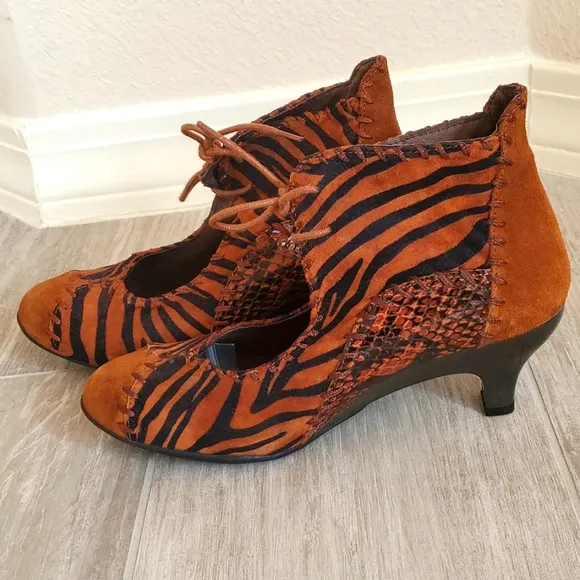 HELLE COMFORT Shoes Low Heel Ankle Bootie Animal Print Snake Tiger Zebra