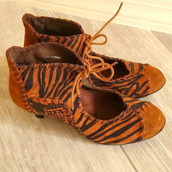 HELLE COMFORT Shoes Low Heel Ankle Bootie Animal Print Snake Tiger Zebra
