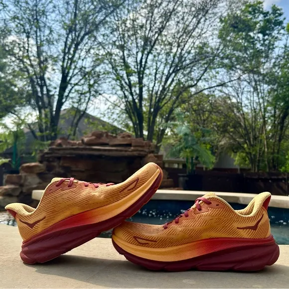 Hoka One One Womens Clifton 9 Amber Haze Sherbet - Women’s Size 10B, Men’s 8.5
