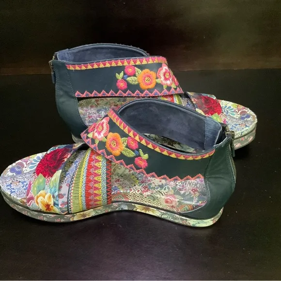 Johnny Was Floral Embroidered Women's Sandals. Size 9.
