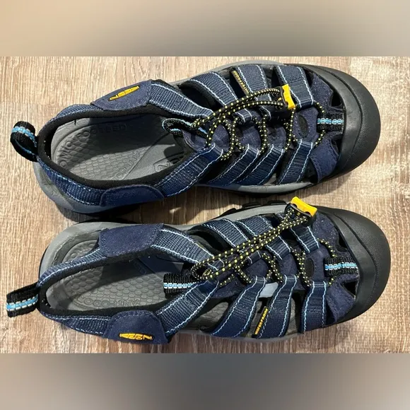Keen Newport H2 closed toe water sandals. Sz 7. Blue
