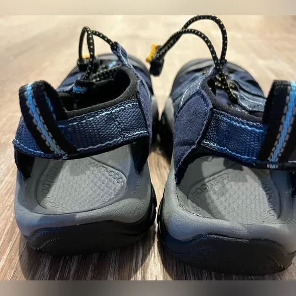 Keen Newport H2 closed toe water sandals. Sz 7. Blue