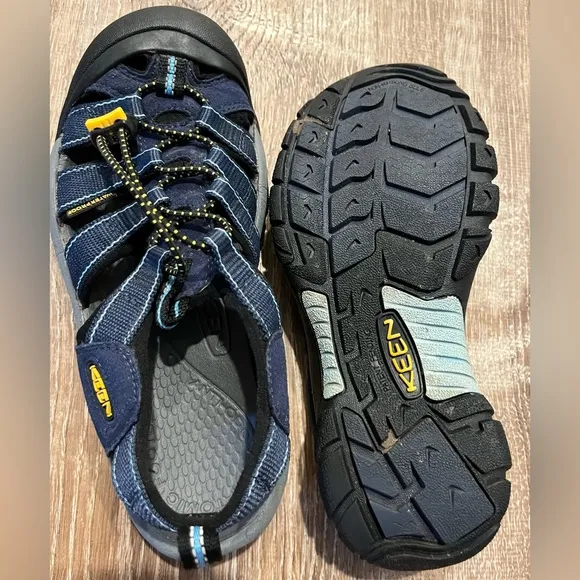 Keen Newport H2 closed toe water sandals. Sz 7. Blue