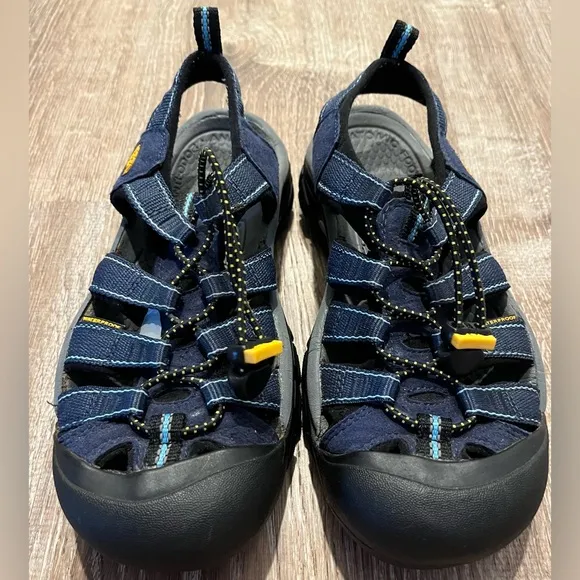 Keen Newport H2 closed toe water sandals. Sz 7. Blue