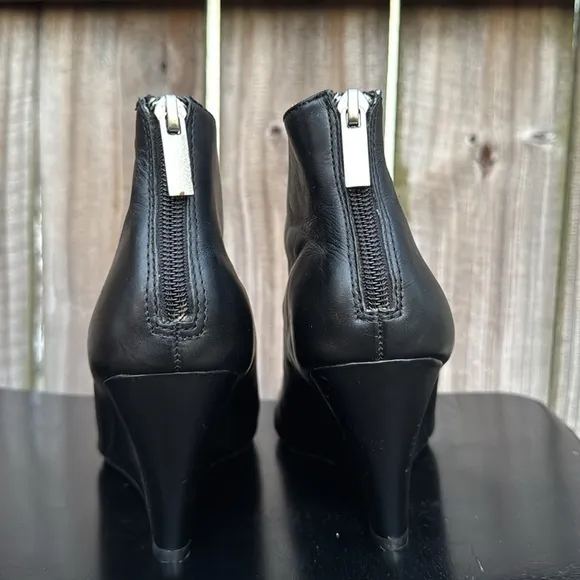 Kelsi Dagger ‘Innis’ leather wedge sandals, size 6