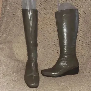 LA CANADIENNE-Gaetana-Patent Leather Gray-Green Wedge Boots-SZ 7-Excellent