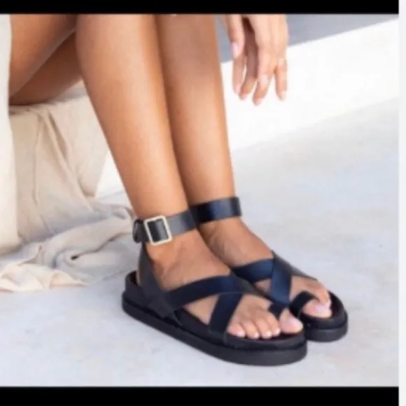 LIBERTE BRONTE GENUINE LEATHER SANDALS.
