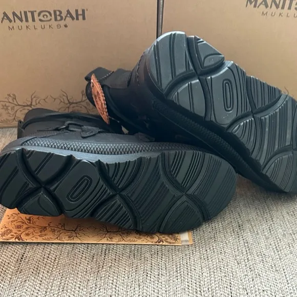 Manitobah Woman’s Pacific Half Winter Boots Size 8.5 NEW