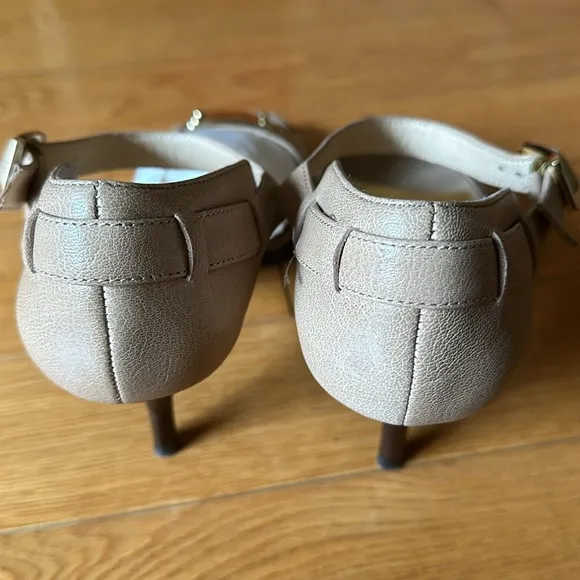 Michael Kors heel leather sandals. New.