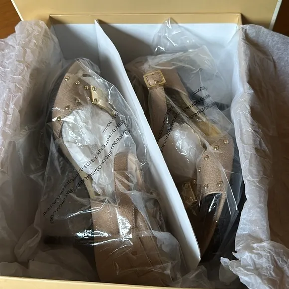 Michael Kors heel leather sandals. New.