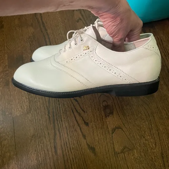 Mizuno White Athletic Shoes for Optimal Performance
