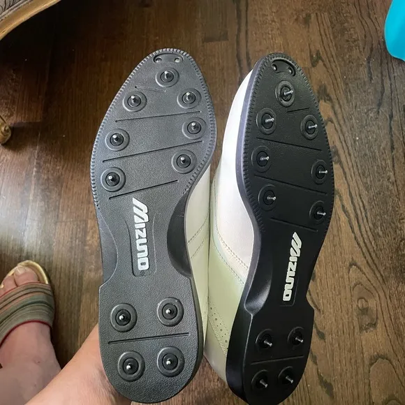 Mizuno White Athletic Shoes for Optimal Performance
