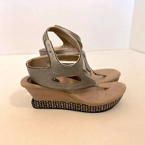 Modzori’s Zoey Stylish Women's reversible Wedge Sandals gold/silver size 7