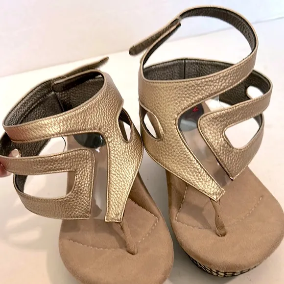 Modzori’s Zoey Stylish Women's reversible Wedge Sandals gold/silver size 7