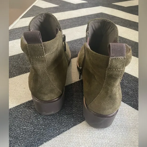 Munro Chelsea‎ style lug sole ankle boots