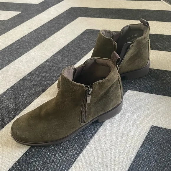 Munro Chelsea‎ style lug sole ankle boots