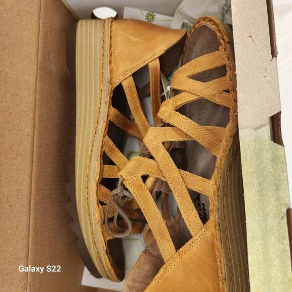 Naot &quot;Yarrow&quot; Oily Dune Nubuck Sandals. NIB. Size EU 36/US 5-5.5