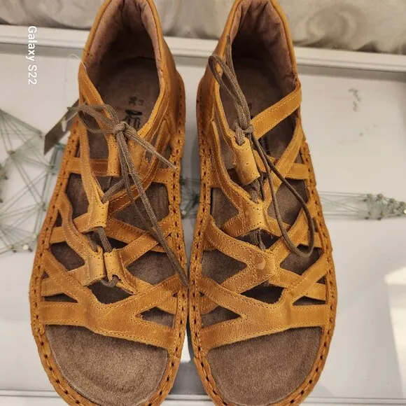 Naot &quot;Yarrow&quot; Oily Dune Nubuck Sandals. NIB. Size EU 36/US 5-5.5