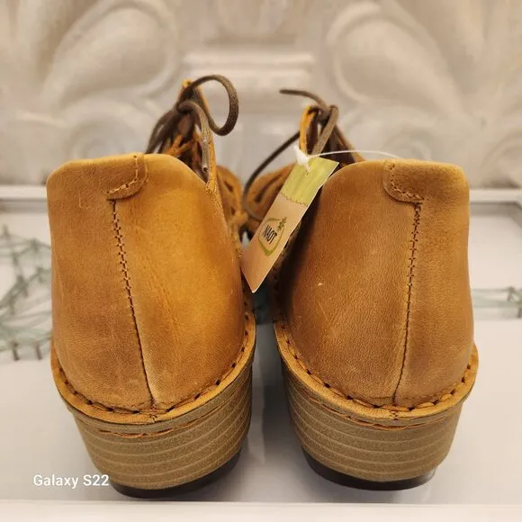 Naot &quot;Yarrow&quot; Oily Dune Nubuck Sandals. NIB. Size EU 36/US 5-5.5