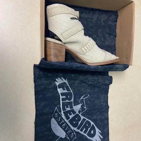 NEW FreeBird Quail White Snake Sandals