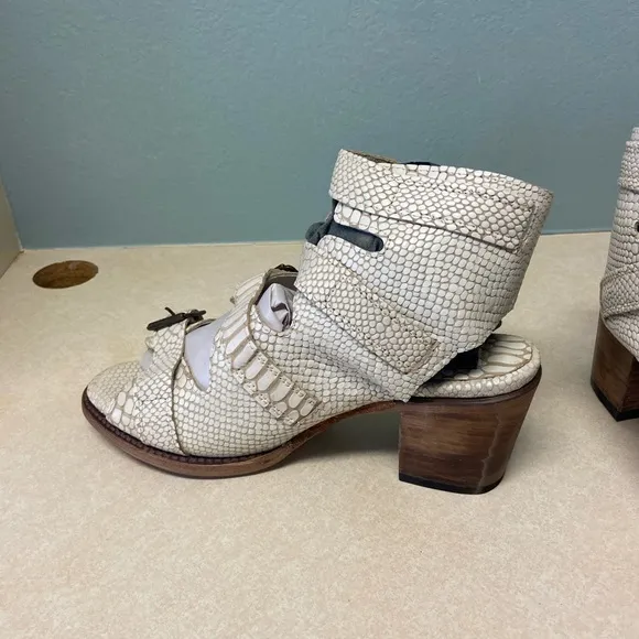 NEW FreeBird Quail White Snake Sandals