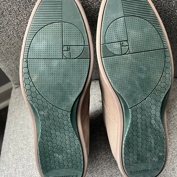 NEW Men's Tan Suede Shoes size 9.5