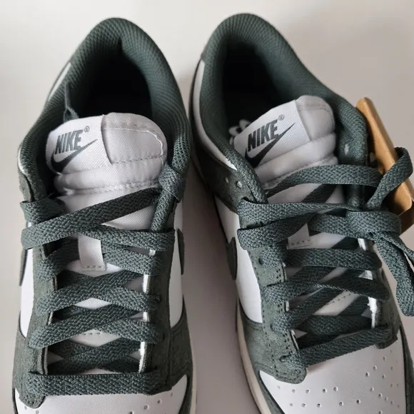 New Nike Dunk Low Sneakers Women’s 6 Photon Dust Vintage Green Sail Top Swoos